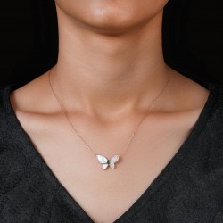 Collar de plata con mariposa